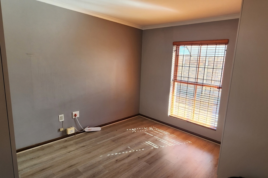 2 Bedroom Property for Sale in Uitzicht Western Cape